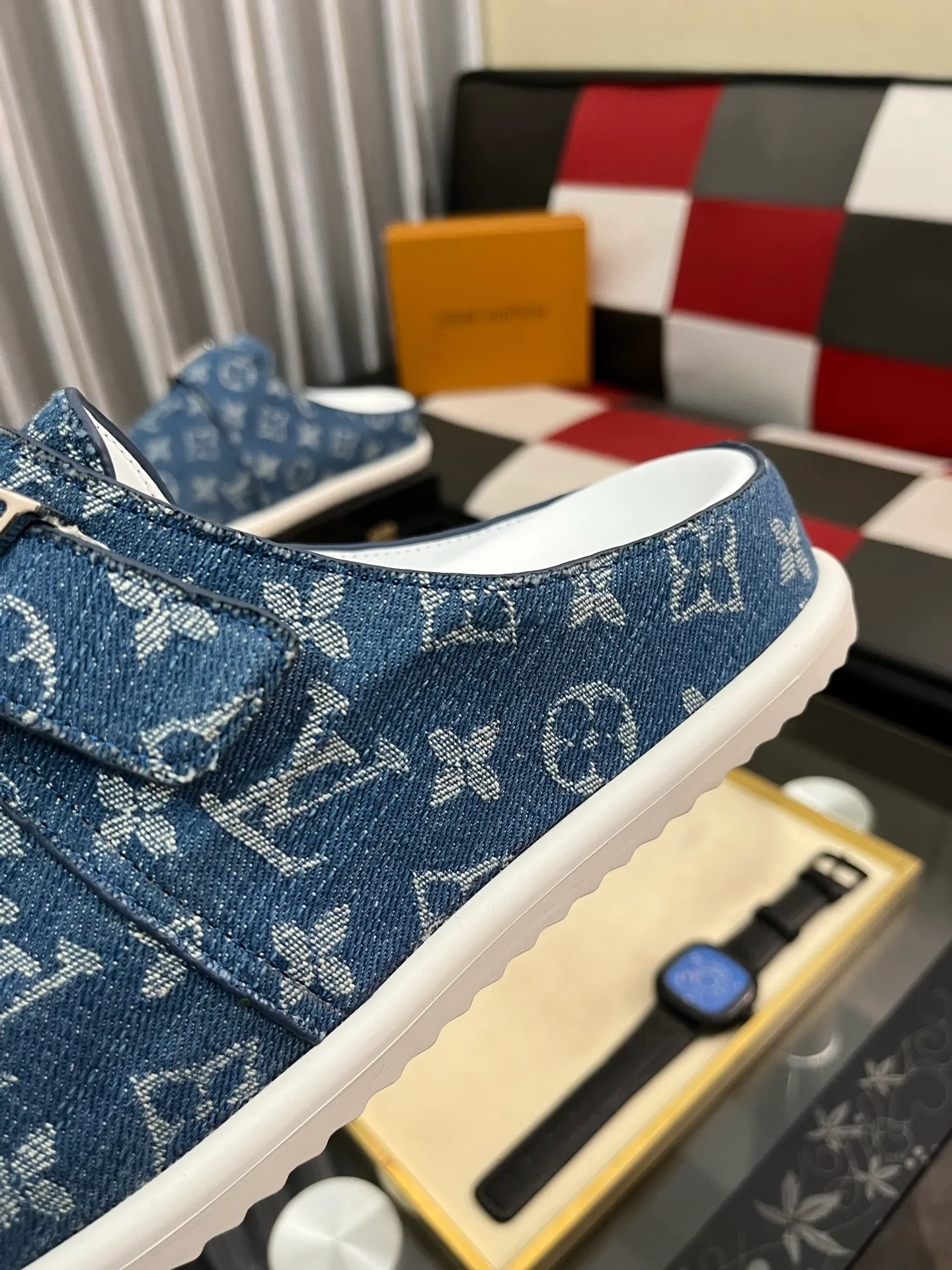 Men's shoes 💰380⌚️⌚️2025 new men's casual sandals and slippers, made of suede cow leather, with Monogram pattern to highlight the trendy style. Adjustable straps illuminated with LV letters, while a resilient insole and micro outsole provide lightweight comfort. Made of suede cow leather with embossed Monogram pattern and brand element metal hardware✅Adjustable straps➕Tough insole‼ ️Micro outsole. Comfortable and easy to wear‼ ️size: 38-443️⃣Colors available